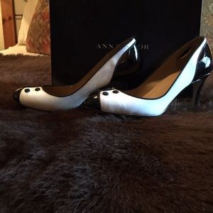 Ann Taylor black/white pumps